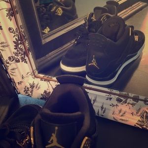 Jordan Retro 6 (6.5 child Fits women’s size 8.5-9)